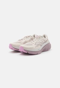 Baskets de course légères en beige et rose pâle, dotées d'une tige en maille respirante, d'une semelle texturée et d'un amorti remarquable dans la semelle intermédiaire.
