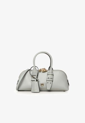 Sac à main en cuir gris clair avec double poignées supérieures, rabat avec boucle, un cadenas et une bandoulière amovible sur fond blanc.