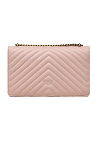Gequilted roze leren handtas met een chevronpatroon, gouden kettingriem en een gegraveerd logo in het midden onderaan.