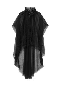 Czarna przezroczysta peleryna z falbaniastym kołnierzem i wiązaniem z przodu, ozdobiona rozsianymi srebrnymi kropkami, charakteryzująca się warstwową konstrukcją i płynnym kształtem.