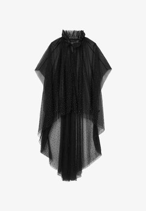 Czarna przezroczysta peleryna z falbaniastym kołnierzem i wiązaniem z przodu, ozdobiona rozsianymi srebrnymi kropkami, charakteryzująca się warstwową konstrukcją i płynnym kształtem.