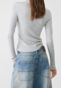 Stradivarius Sweter