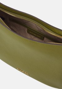 MICHAEL Michael Kors KENSINGTON XBODY - Skulderveske - smokey olive