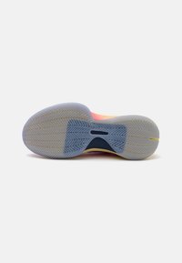 Suola di scarpa con motivo a spina di pesce, materiale in gomma trasparente con accenti blu e gialli, e una finitura liscia e texturizzata.