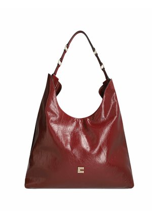 Glänzende dunkelrote Leder-Schultertasche mit einem einzelnen Riemen, der Metallringe und ein kleines quadratisches Logo vorne in der Mitte aufweist.