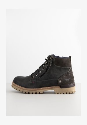 Schwarze Leder-Ankle-Boots mit glatter Oberfläche, seitlichem Reißverschluss, Schnürsenkeln und einer robusten Sohle. Akzente bilden rote Nähte und Logoprints.