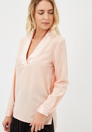 CON ESCOTE EN V - Blusa - rosa claro