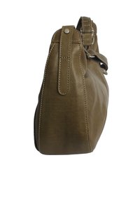 Borsa a tracolla in pelle verde oliva con una forma strutturata, cuciture a contrasto e due manici regolabili per il trasporto. Texture liscia.