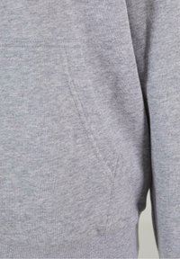 Tessuto di felpa grigia con tasca a marsupio, orlo e polsini a costine, con una texture morbida e una finitura leggermente spazzolata.