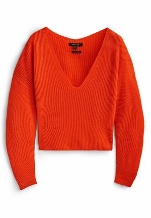 Pull en maille orange vif, manches longues, col en V et texture côtelée, coupe courte, posé à plat sur fond blanc.