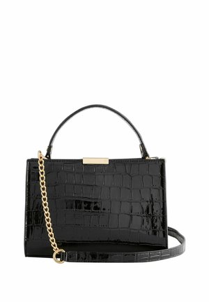 Sac à main noir brillant à motif crocodile avec poignée supérieure et détail chaîne dorée sur le côté gauche sur fond blanc.