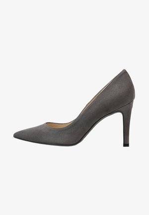Escarpin à talon haut en daim gris, à bout pointu et talon stiletto fin. Texture lisse et design minimaliste avec une légère brillance.