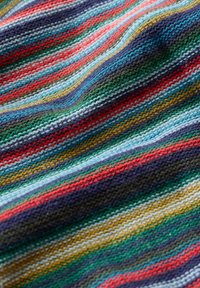 Tejido de punto multicolor con rayas horizontales en rojo, azul, verde, amarillo y púrpura. Apariencia texturada y suave.