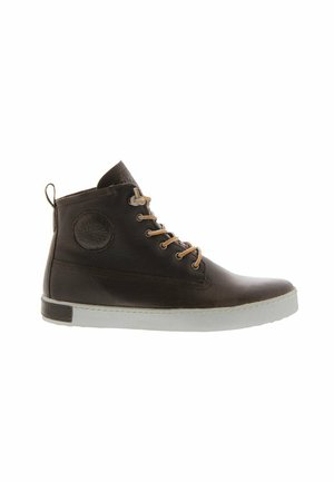 Zapatilla de caña alta de cuero marrón oscuro con cordones beige, suela de goma blanca, puntera redonda y un logotipo circular en relieve en el lateral.