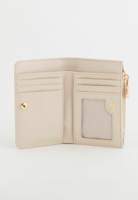 Beżowy portfel blokujący RFID z wieloma przegródkami na karty, przezroczystym okienkiem na dowód tożsamości oraz złotymi elementami metalowymi. Gładka faktura i kompaktowy design.