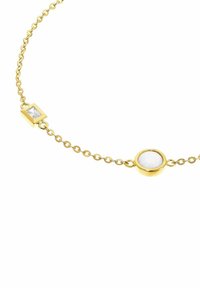 Delikat guldhalsband med en rund vit sten och en rektangulär klar ädelsten som är inställda i guldramar.