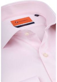 Lichtroze overhemdd met een gladde stof. Heeft een puntige kraag, knoopsluiten bij de manchetten en een label met "SUITABLE" in oranje.