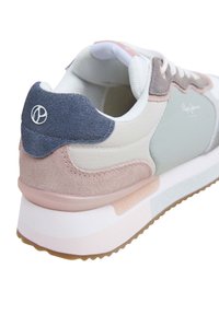Hellgraue Sneakers mit rosa und blauen Wildlederakzenten, strukturierten Materialien, runder Zehenpartie und einer weißen Sohle. Mit Logo auf der Ferse.