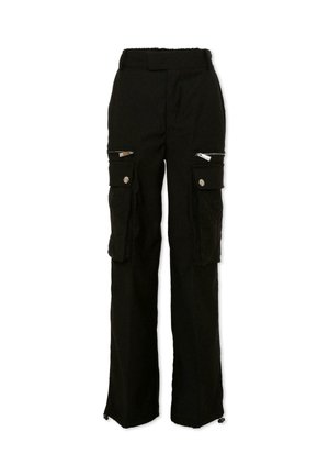 Pantalones cargo negros de cintura alta con piernas anchas, bolsillos con cremallera sobre bolsillos con solapa y detalles de botones en los lados frontales.