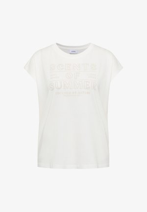 Biała koszulka z krótkim rękawem i okrągłym dekoltem, z beżowym napisem: „Zapachy lata, miękkie wiatry, czyste niebo, dotknięte przez naturę.”