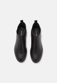 Schwarze Leder-Stiefeletten mit glatter Oberfläche, elastischen Seitenteilen und Zuglaschen. Das Innere ist mit einer markenprägten Innensohle für Komfort ausgestattet.