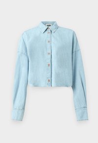 Chemise en denim bleu clair, courte, à manches longues, avec fermeture à boutons et col classique. Comprend des détails de couture et une texture douce.