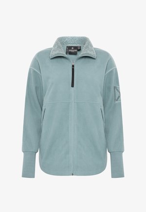 Fleecejacke in Hellblau mit hohem Kragen, Reißverschluss, Fronttaschen und strukturiertem Kragen. Mit einem Logo auf dem linken Ärmel.