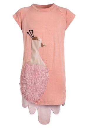 Roze jurk met korte mouwen, voorzien van een getextureerde pauwapplicatie met roze bont en een goud-beige snavel. Met een gegolfde zoom aan de onderkant.