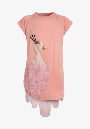 Różowa sukienka z krótkim rękawem z teksturowaną aplikacją pawia z różowym futerkiem i złoto-beżowym dziobem. Dół sukienki wykończony falowanym brzegiem.
