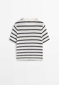 Krótki sweter z krótkim rękawem w kremowym kolorze z ciemnoniebieskimi poziomymi paskami, z okrągłym dekoltem i teksturowaną tkaniną.