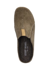 Hnědé semišové slip-on boty s hladkým povrchem, s texturovanou stélkou, kontrastním šitím a malým koženým akcentem.
