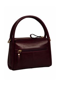 Borsa in pelle bordeaux con manico arrotondato, chiusura con cerniera e tasca frontale. Presenta accessori in tonalità oro e una texture liscia.