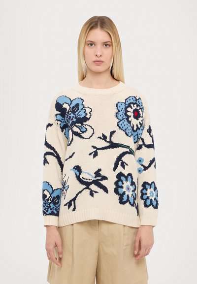 Suéter de punto con patrones florales en azul y marino sobre un fondo crema. Presenta un escote redondo y puños acanalados.