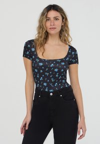 Top nero aderente con maniche corte, caratterizzato da un motivo floreale blu e verde. Collo quadrato, texture liscia e materiale elastico.
