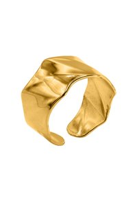Anello in metallo color oro con superficie intrecciata e testurizzata; design aperto che consente una taglia regolabile e presenta forme angolari e scultoree.