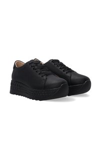 Schwarze Sneakers aus strukturiertem Leder mit runder Zehenpartie, flachen Schnürsenkeln und einer stabilen, gemusterten Sohle für zusätzlichen Halt.
