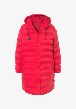 Rode pufferjas met capuchon, met een gewatteerd ontwerp, drukknoopsluiting, zijzakken en contrasterende zwarte banden op de capuchon.