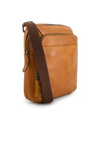 Brun læder crossbody taske med en glat overflade, der har en justerbar brun stofrem og en lynlåslukning.
