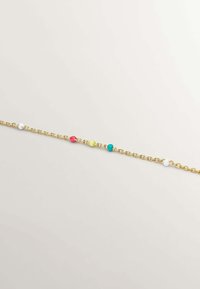 Pulsera de cadena de oro que presenta pequeñas cuentas redondas en rosa, verde, azul y blanco. Diseño delicado, eslabones uniformes, textura suave.