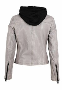 Giacca in pelle grigia con cappuccio nero. Presenta polsini con zip e un finish testurizzato. Progettata con una silhouette aderente e cuciture lisce.