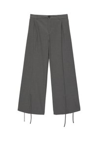 Pantalons larges gris avec une texture lisse, des plis à l'avant, un bouton de fermeture et des accents à cordon au bas et sur les coutures latérales.