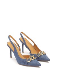 Denimové slingback podpatky s špičatými špičkami, zdobené zlatým řetízkem. Nabízejí štíhlý podpatek a hladkou vnitřní podšívku.