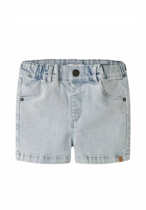 Pantaloni scurți din denim albastru deschis cu talie elastică, nasture în față, găici pentru curea, două buzunare în față și etichetă mică maro pe tiv.