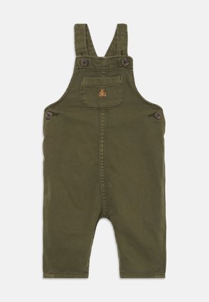 Jardineiras de algodão verde-azeitona com alças ajustáveis, dois botões frontais, um bolso no peito e um pequeno detalhe bordado de um urso.