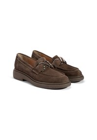 Braune Wildleder-Loafer mit abgerundetem Zehenbereich, gesteppten Details und silbernen Hardware-Akzenten an der Vorderseite. Leichte Gummisohle.