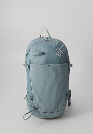 Rucsac albastru deschis cu un design minimalist, fabricat din material durabil, având un capac cu fermoar, curele ajustabile și un buzunar lateral.