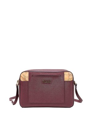 Rechthoekige kastanjebruine crossbodytas met een getextureerde voorvak, gouden logo, hoekaccenten met kaartmotief en verstelbare schouderriem.