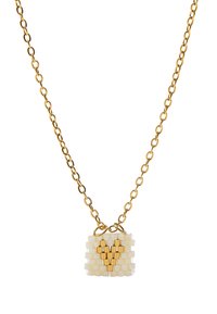 Złoty naszyjnik z łańcuchem z kwadratowym wisiorkiem z białych koralików ułożonych w pleciony wzór, z złotymi akcentami na krawędziach.