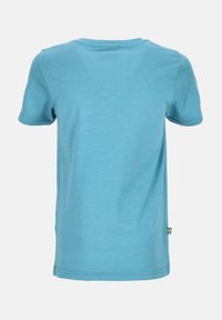 Lyhythihainen t-paita vaaleansinisestä puuvillasta, jossa on pyöreä kaula-aukko ja pieni keltainen ja sininen label vasemmalla alareunassa.