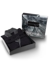 Schwarzer waffle Bademantel mit strukturiertem Gewebe, grauem Kragen und weißen Paspelierungen, ordentlich in einer schwarzen Box mit einem wirbelnden grauen Design präsentiert.